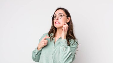 Genç ve güzel bir kadın stresli, hayal kırıklığına uğramış ve yorgun, endişeli ve sorunlu bir bakışla boynunu ovalıyor.