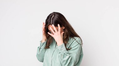 Genç ve güzel bir kadın üzgün, hayal kırıklığına uğramış bir bakışla gözlerini kapatıyor, ağlıyor, yan gözle bakıyor.