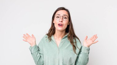 Genç ve güzel bir kadın şaşkın ve şaşkın hissediyor, doğru cevap ya da karardan emin değil, bir seçim yapmaya çalışıyor.