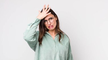 Genç ve güzel bir kadın, aptalca bir hata yaptıktan ya da hatırladıktan sonra kendini aptal gibi hissederek avuç avuç içini kaldırıyor.