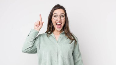 Genç ve güzel bir kadın bir fikri fark ettikten sonra mutlu ve heyecanlı bir dahi gibi hissediyor. Neşeli bir şekilde parmağını kaldırıyor.!