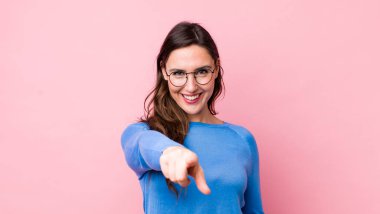 Genç ve güzel bir kadın kameraya bakıyor. Tatmin olmuş, kendinden emin, dostane bir gülümsemeyle. Seni seçiyor.