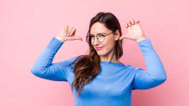 Genç, güzel bir kadın üzgün, hayal kırıklığına uğramış ya da kızgın görünüyor. Anlaşmazlıkta baş parmaklarını gösteriyor. Hayal kırıklığına uğramış hissediyor.