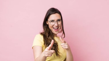 Genç, güzel bir kadın kendini mutlu, havalı, tatmin olmuş, rahat ve başarılı hissediyor, kameraya bakıyor, seni seçiyor.