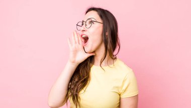 Genç ve güzel bir kadın profili, mutlu ve heyecanlı görünüyor, bağırıyor ve kenardaki boşluğu kopyalamak için arıyor.