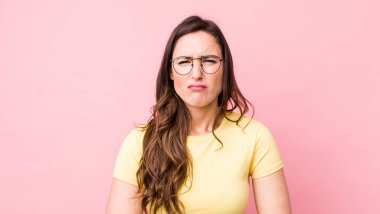 Genç, güzel bir kadın endişeli, hasta, hasta ve mutsuz hissediyor. Ağrılı bir mide ağrısı ya da grip geçiriyor.