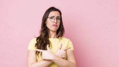 Kafası karışmış, güvensiz ve şüpheyle zıt yönlere bakan güzel bir kadın.