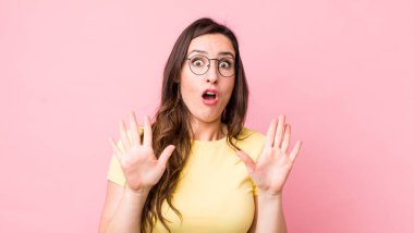 Genç, güzel bir kadın gergin, endişeli ve endişeli görünüyor. Benim hatam olmadığını söylüyor. Yoksa ben yapmadım. 