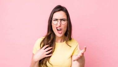 Genç ve güzel bir kadın sinirli, sinirli ve hayal kırıklığına uğramış görünüyor. Senin neyin var? 