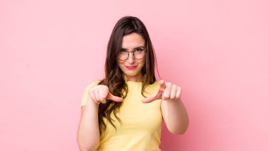 Genç ve güzel bir kadın kameraya iki parmağıyla ve kızgın bir ifadeyle sana görevini yapmanı söylüyor.