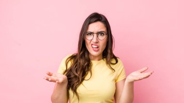 Genç ve güzel bir kadın bilgisiz ve kafası karışık, hangi seçeneği seçeceğinden emin değil, merak ediyor.