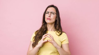 Genç, güzel bir kadın entrika çeviriyor, komplo kuruyor, sinsi hileler ve hileler düşünüyor, kurnaz ve ihanet ediyor.