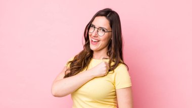 Genç ve güzel bir kadın mutlu, pozitif ve başarılı hissediyor, bir meydan okumayla karşılaştığında ya da iyi sonuçları kutladığında motive oluyor.