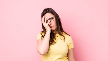 Genç, güzel bir kadın yorgun, sıkıcı ve sıkıcı bir işin ardından sıkılmış, hayal kırıklığına uğramış ve uykulu hisseder.