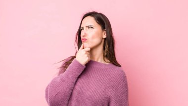 Genç, güzel bir kadın farklı seçenekleri olan, şüpheli ve şaşkın hisseder, hangi kararı vereceğini merak eder.