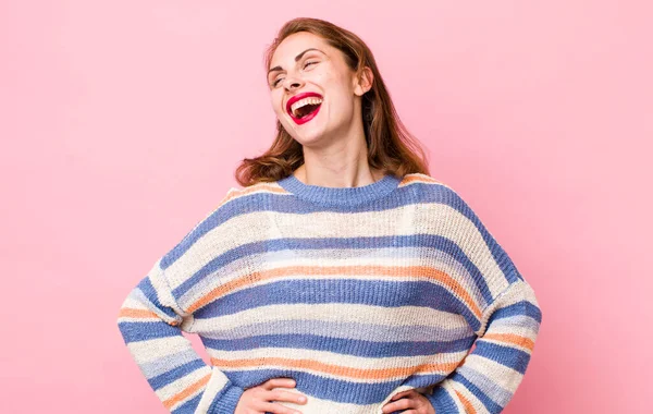 Jovem Bonita Mulher Olhando Feliz Alegre Confiante Sorrindo Orgulhosamente Olhando — Fotografia de Stock