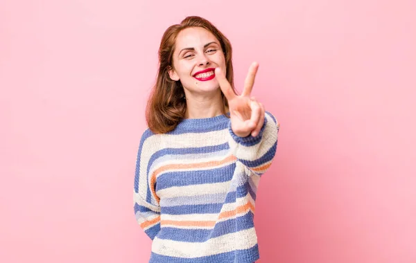 Jonge Mooie Vrouw Glimlachen Kijken Gelukkig Zorgeloos Positief Gebaren Overwinning — Stockfoto