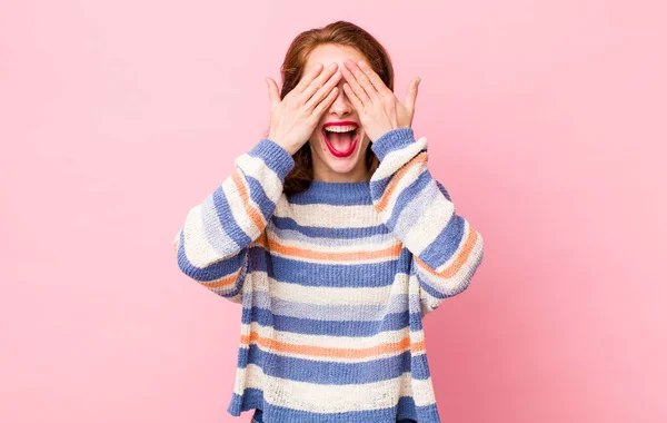 Jovem Mulher Bonita Sorrindo Sentindo Feliz Cobrindo Olhos Com Duas — Fotografia de Stock