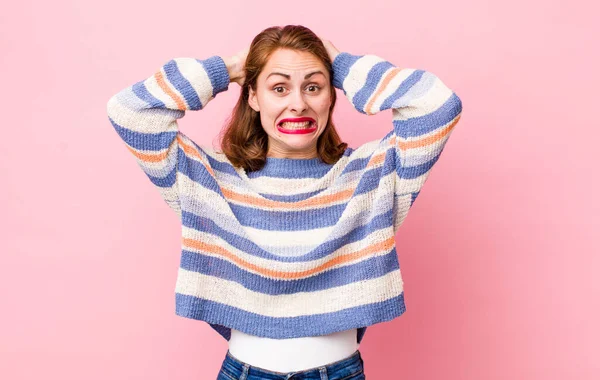 Genç, güzel bir kadın kendini stresli, endişeli, endişeli ya da korkmuş hissediyor. Elleri başının üstünde, hatayla panikliyor.