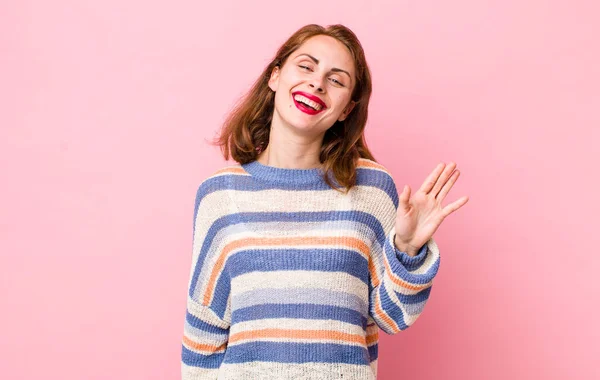 Joven Bonita Mujer Sonriendo Feliz Alegremente Saludando Con Mano Dándote — Foto de Stock