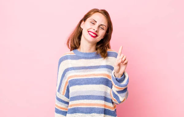 Jonge Mooie Vrouw Glimlachen Kijken Vriendelijk Tonen Nummer Een Eerste — Stockfoto