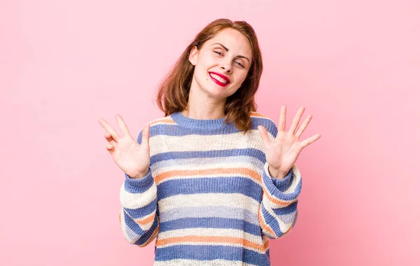 Jonge Mooie Vrouw Glimlachen Kijken Vriendelijk Tonen Nummer Acht Achtste — Stockfoto