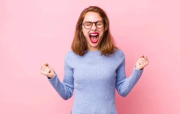 Giovane Bella Donna Guardando Estremamente Felice Sorpreso Celebrando Successo Urlando — Foto Stock