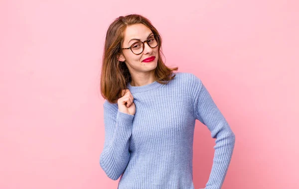 Jovem Bonita Mulher Olhando Arrogante Bem Sucedido Positivo Orgulhoso Apontando — Fotografia de Stock