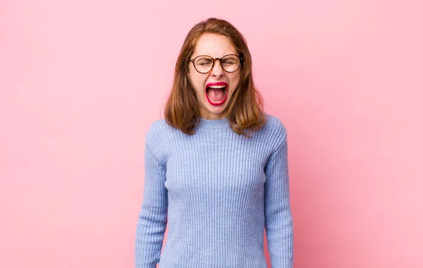 Jonge Mooie Vrouw Schreeuwen Agressief Kijken Erg Boos Gefrustreerd Verontwaardigd — Stockfoto