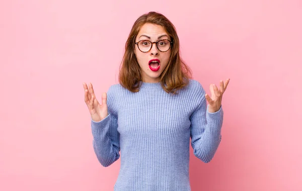 Jonge Mooie Vrouw Kijken Geschokt Verbaasd Met Kaak Gedaald Verrassing — Stockfoto