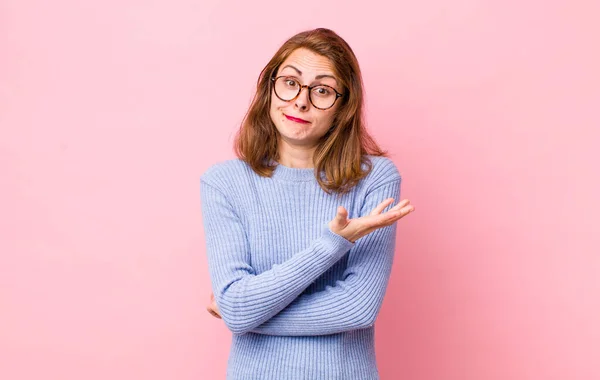 여자가 혼란스럽고 느끼고 스러운 설명이나 생각에 — 스톡 사진