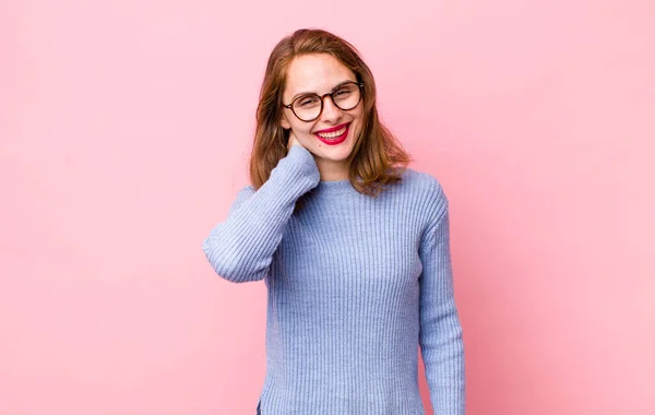 Joven Bonita Mujer Riendo Alegre Con Confianza Con Una Sonrisa — Foto de Stock