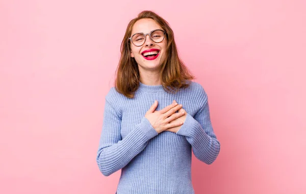 Joven Bonita Mujer Sintiéndose Romántica Feliz Enamorada Sonriendo Alegremente Tomándose — Foto de Stock