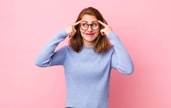 Ung Vacker Kvinna Tittar Koncentrerad Och Tänker Hårt Idé Föreställa — Stockfoto