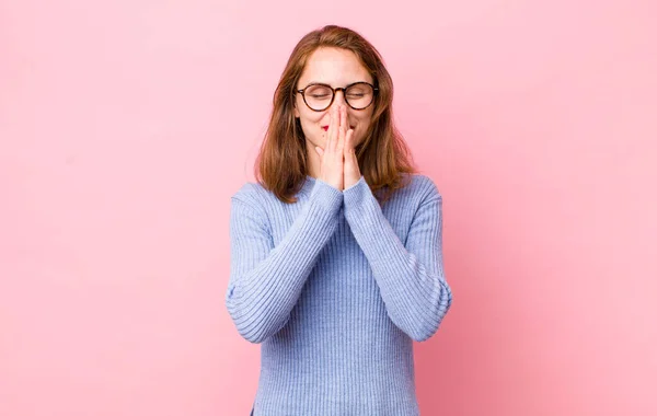 Joven Bonita Mujer Feliz Emocionada Sorprendida Sorprendida Cubriendo Boca Con —  Fotos de Stock