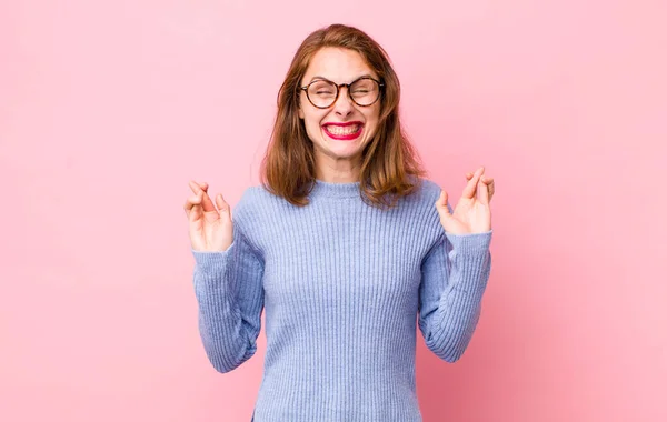 Jovem Mulher Bonita Sorrindo Ansiosamente Cruzando Dois Dedos Sentindo Preocupado — Fotografia de Stock