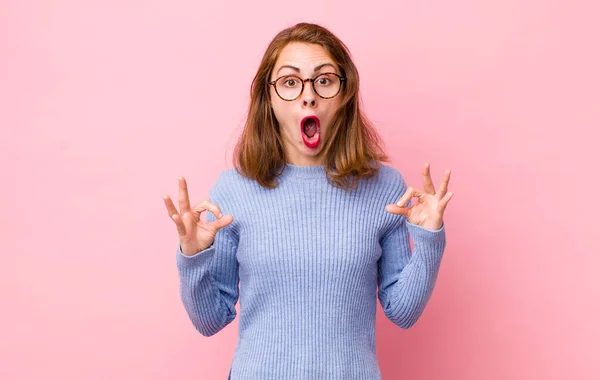 Giovane Bella Donna Sente Scioccato Stupito Sorpreso Mostrando Approvazione Rendendo — Foto Stock