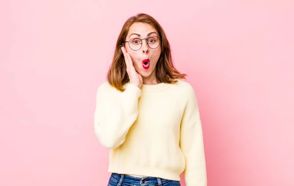 Giovane Bella Donna Sensazione Scioccato Stupito Tenendo Faccia Faccia Nella — Foto Stock