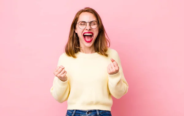 Jovem Mulher Bonita Gritando Triunfalmente Rindo Sentindo Feliz Animado Celebrar — Fotografia de Stock