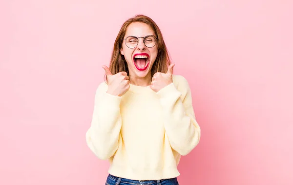 Jovem Mulher Bonita Sorrindo Amplamente Olhando Feliz Positivo Confiante Bem — Fotografia de Stock