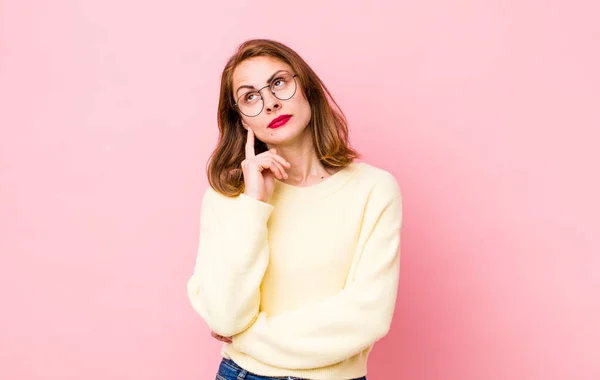 Joven Mujer Bonita Con Una Mirada Concentrada Preguntándose Con Una — Foto de Stock