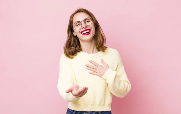 若い可愛い女は幸せを感じ恋に落ち心の隣で手を合わせて笑顔で — ストック写真