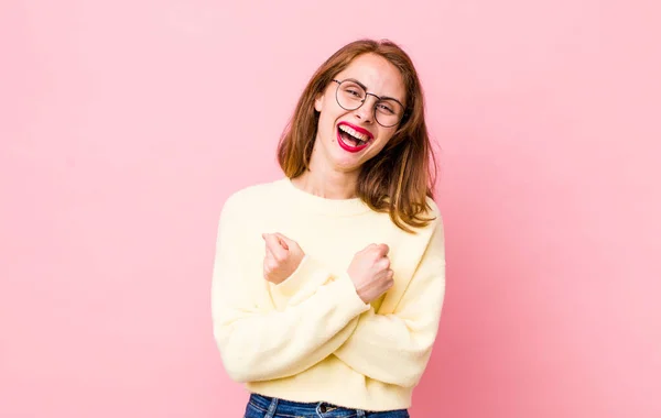 Giovane Bella Donna Sorridente Allegra Festante Con Pugni Stretti Braccia — Foto Stock