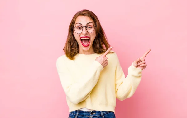 Jovem Mulher Bonita Sentindo Alegre Surpreso Sorrindo Com Uma Expressão — Fotografia de Stock