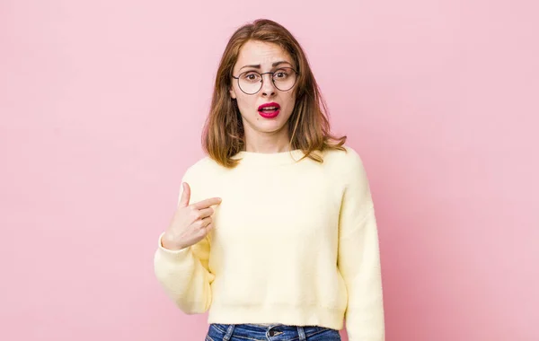 Jonge Mooie Vrouw Voelt Zich Verward Verbaasd Onzeker Wijzend Naar — Stockfoto