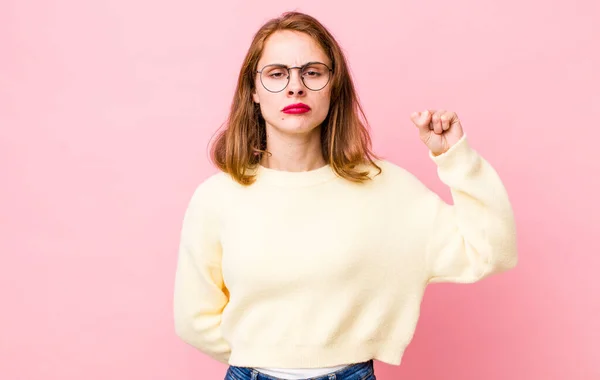 Junge Hübsche Frau Die Sich Ernst Stark Und Rebellisch Fühlt — Stockfoto