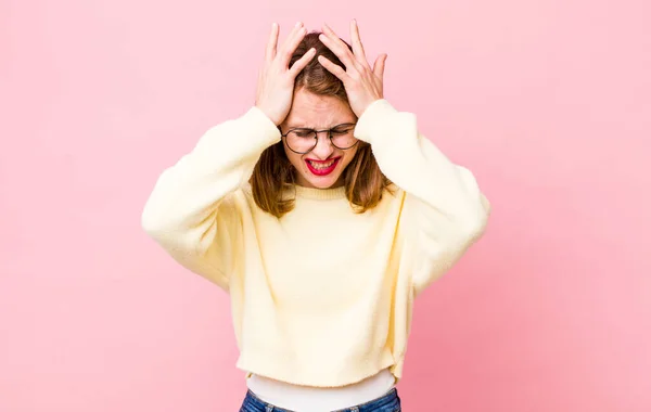 Jonge Mooie Vrouw Die Zich Gestrest Gefrustreerd Voelt Handen Omhoog — Stockfoto