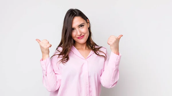 Jong Mooi Vrouw Glimlachen Vrolijk Kijken Gelukkig Gevoel Zorgeloos Positief — Stockfoto