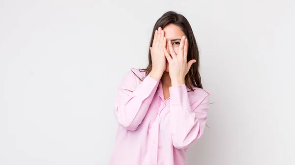 Ung Vacker Kvinna Täcka Ansiktet Med Händer Kika Mellan Fingrar — Stockfoto