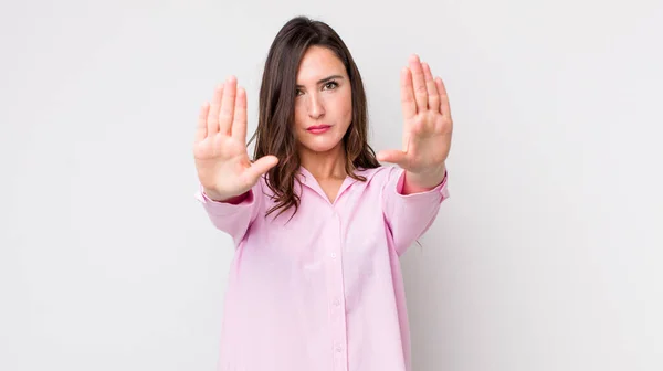 Jonge Mooie Vrouw Zoek Serieus Ongelukkig Boos Ontevreden Verbieden Toegang — Stockfoto